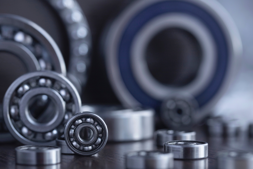 Set,Of,Deep,Groove,Ball,And,Roller,Bearings,On,A